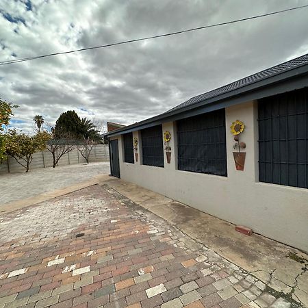 Favour Guest House Polokwane Eksteriør billede
